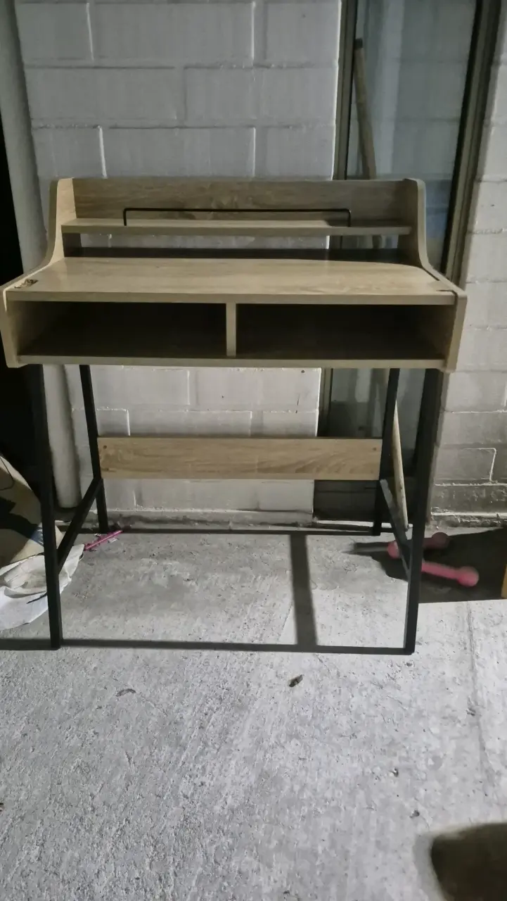 Escritorio de madera y metal
