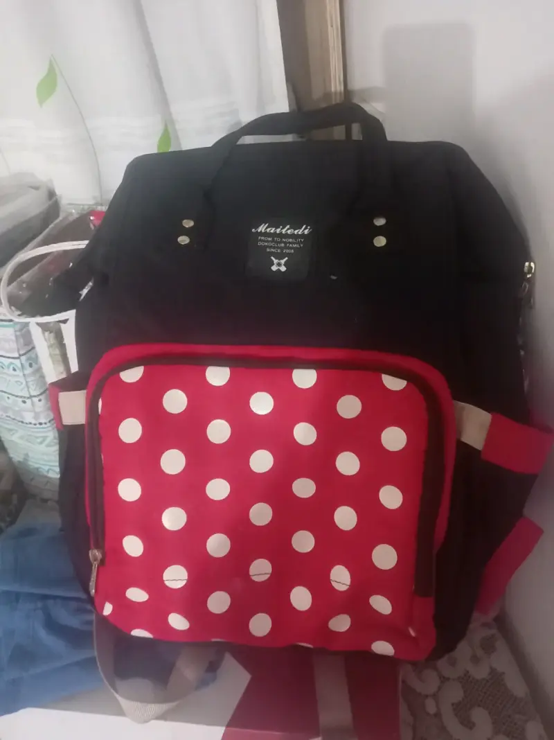 Mochila negra con lunares rojos