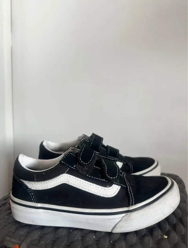 Zapatillas negras con velcro para niño