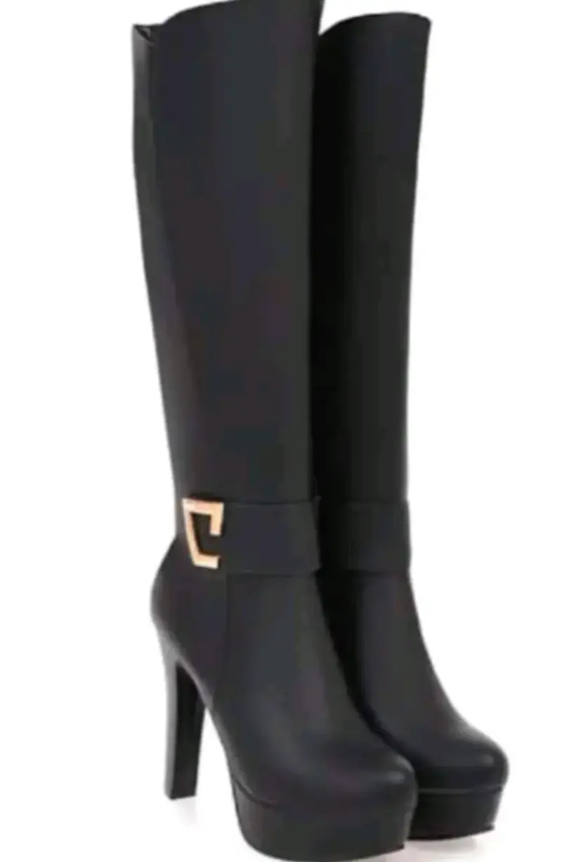 Botas negras de tacón alto