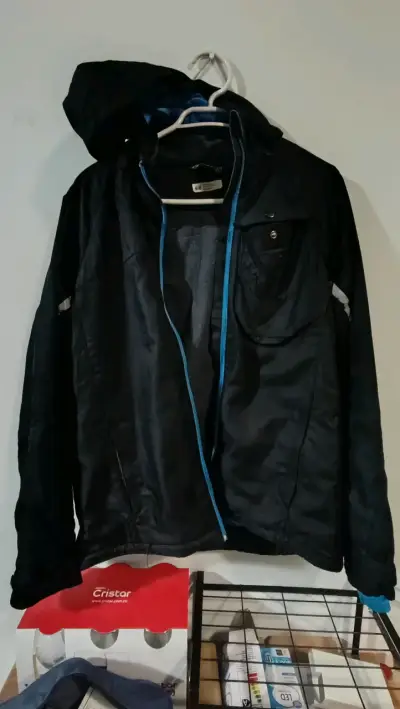 Chaqueta negra con capucha - miniatura 1