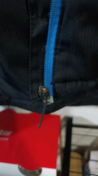 Chaqueta negra con capucha - miniatura 2