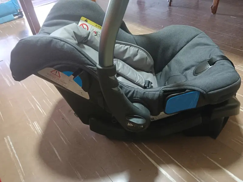 Silla de auto para bebé gris