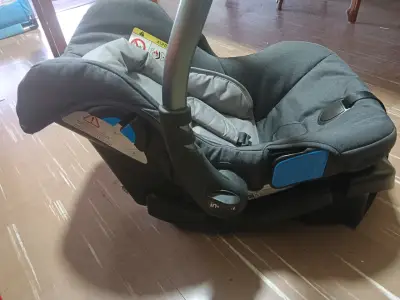 Silla de auto para bebé gris - miniatura 1