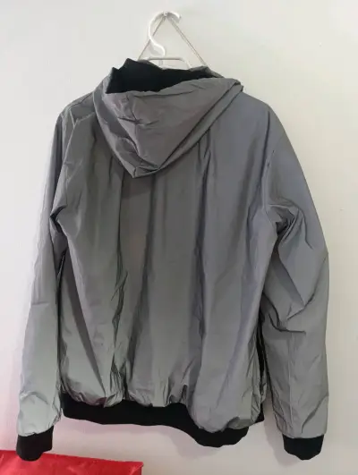 Chaqueta impermeable gris reflectante - miniatura 3