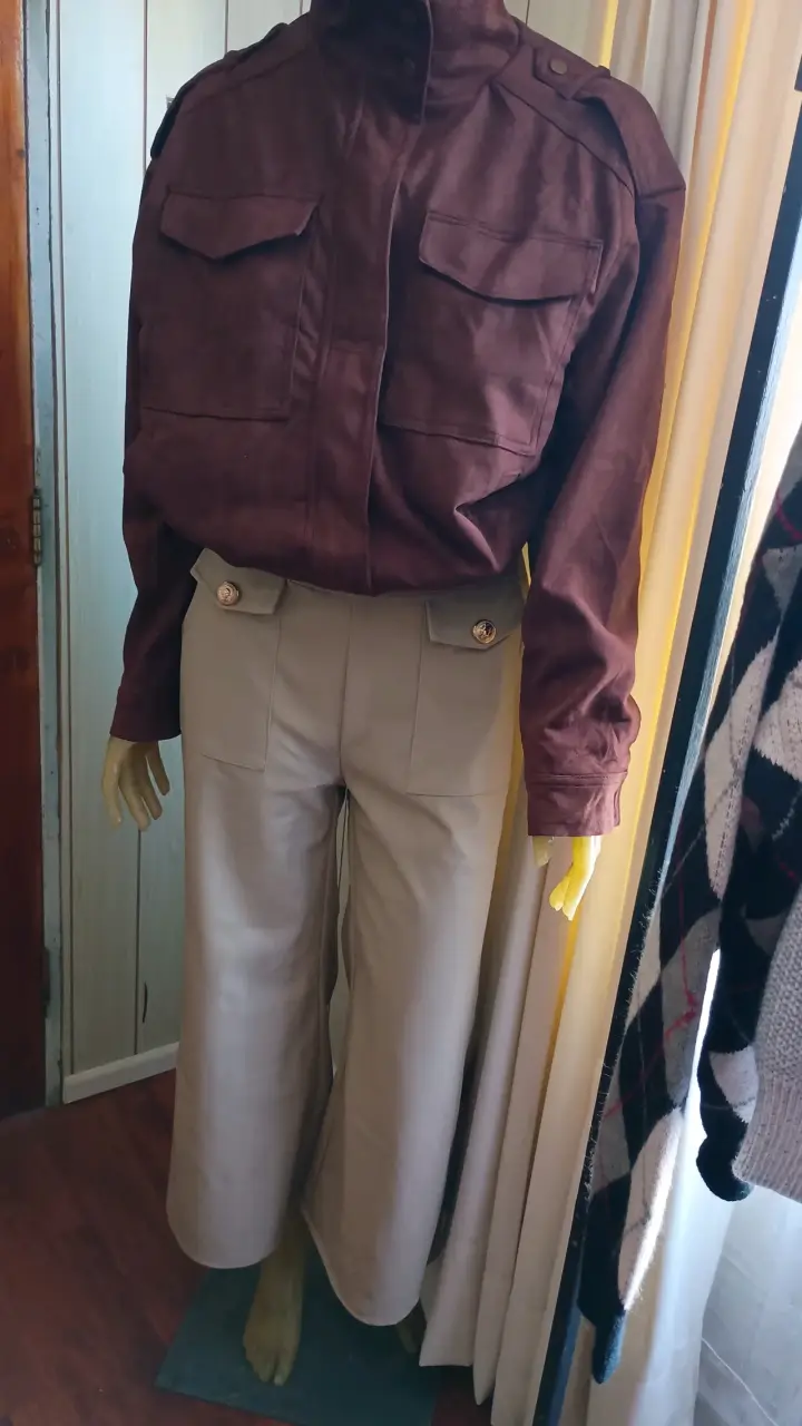 Chaqueta marrón de estilo militar
