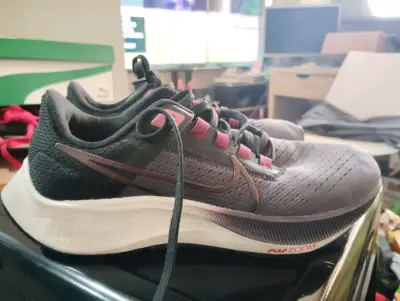 Zapatillas deportivas negras y rosas - miniatura 1