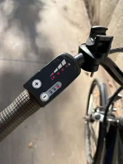 Bicicleta eléctrica negra Enviro - miniatura 3