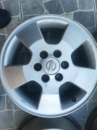 Set de llantas nissan navara - miniatura 2