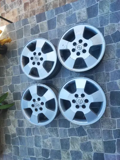 Set de llantas nissan navara - miniatura 3