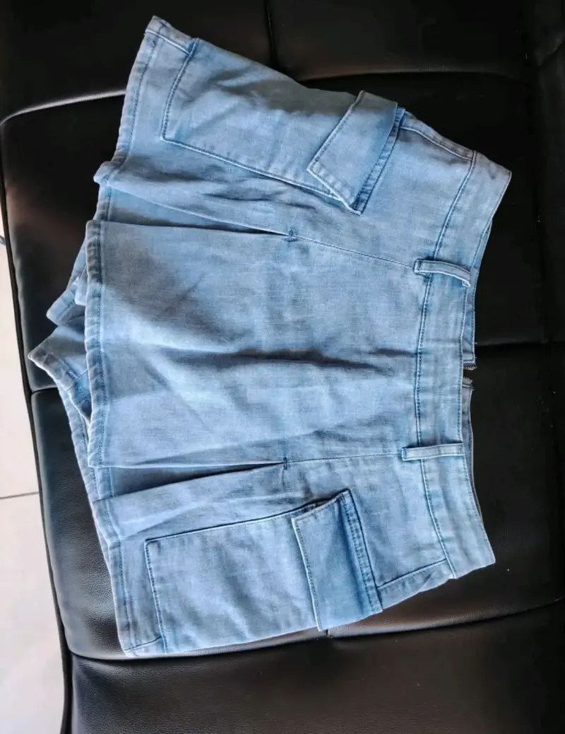 Falda Short de mezclilla con bolsillos
