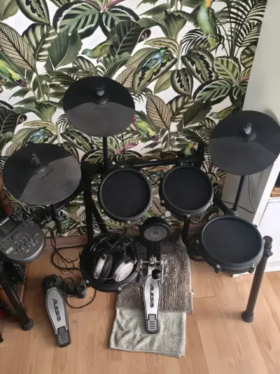 Batería electrónica Alesis Nitro Mesh usada - miniatura 1