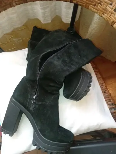 Botas negras de gamuza con plataforma - miniatura 2