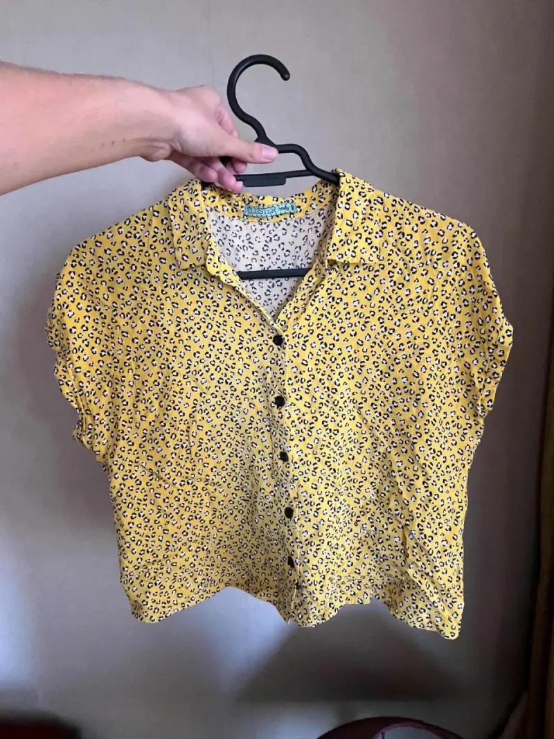Blusa amarilla con estampado - 1