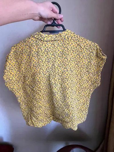 Blusa amarilla con estampado - miniatura 2