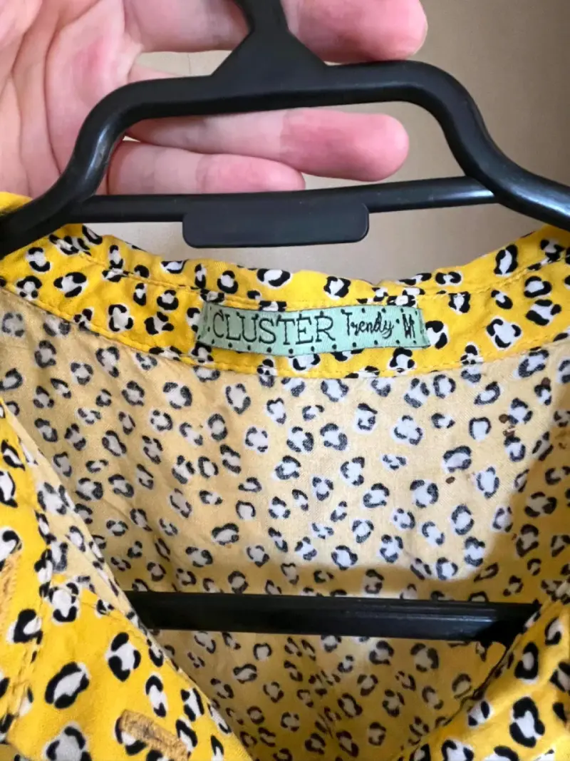 Blusa amarilla con estampado - 3