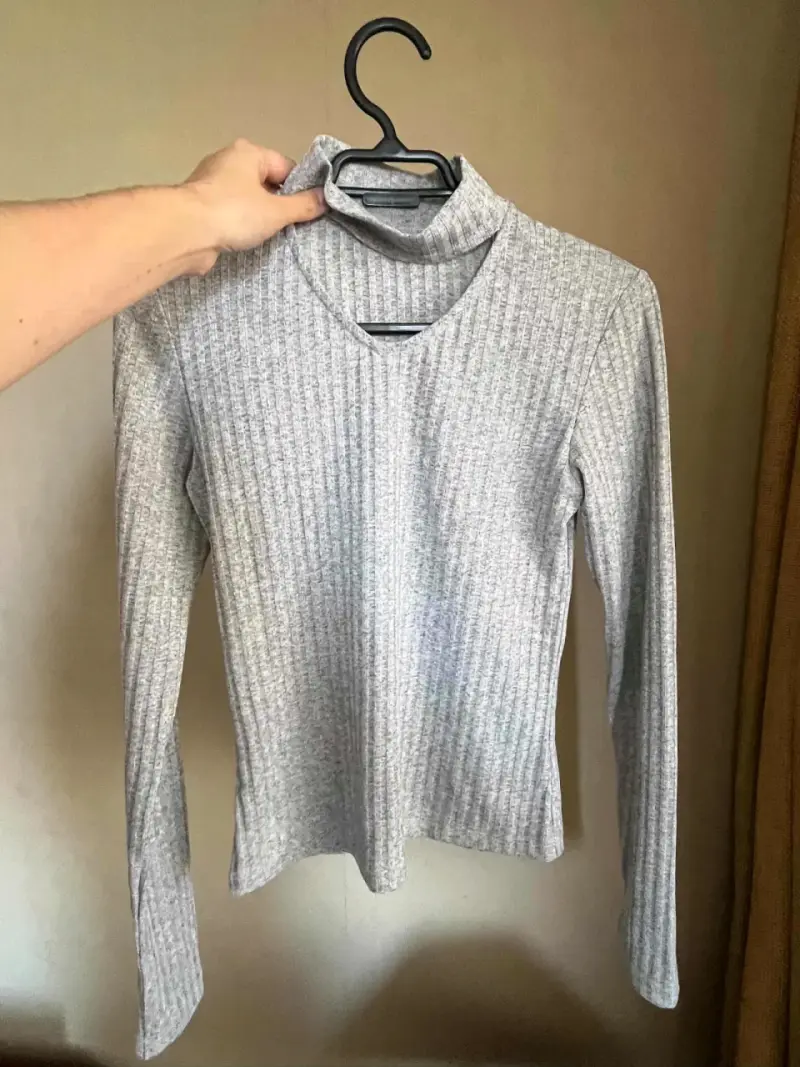 Polera gris cuello alto - 1