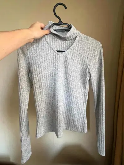 Polera gris cuello alto - miniatura 1