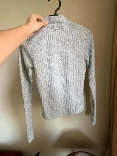 Polera gris cuello alto - miniatura 2