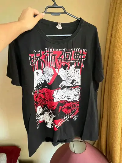 Polera negra con estampado Jujutsu Kaisen - miniatura 1