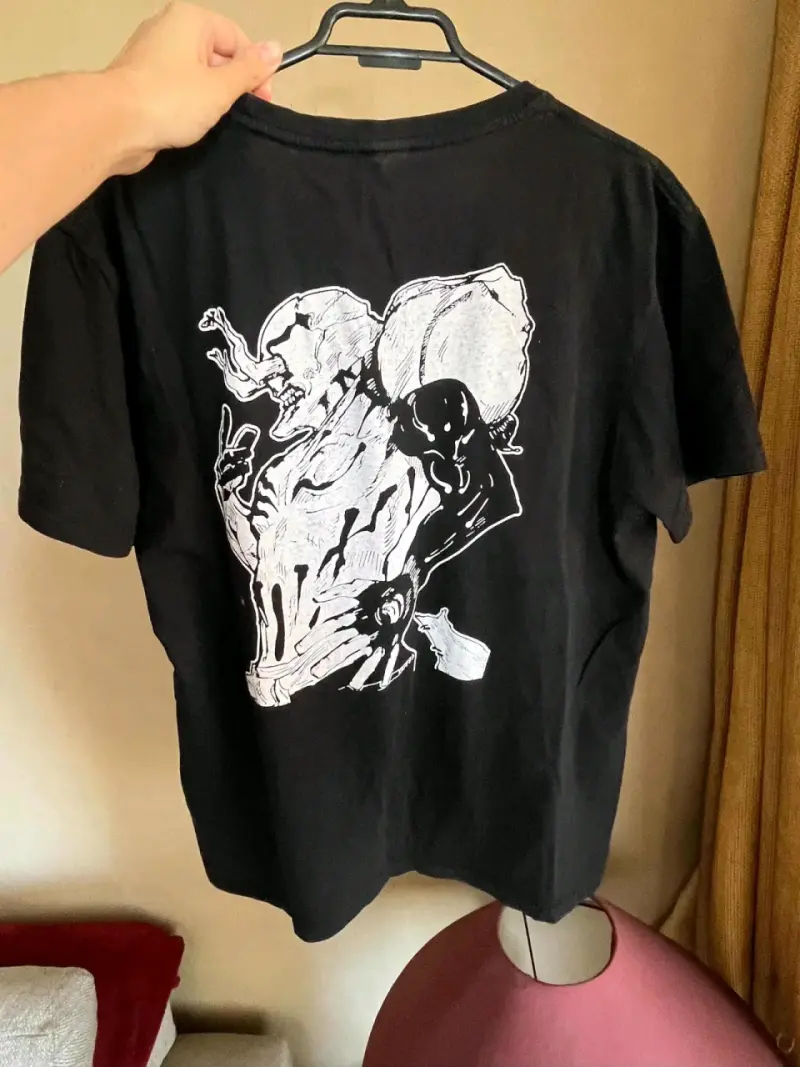 Polera negra con estampado Jujutsu Kaisen - 2