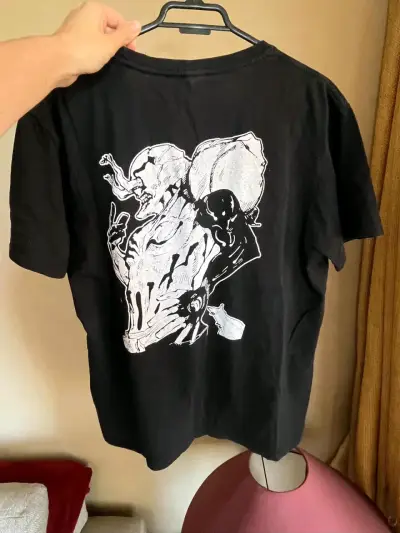 Polera negra con estampado Jujutsu Kaisen - miniatura 2