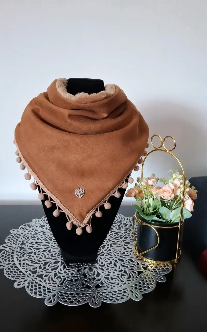 Pañuelo triangular con pompones
