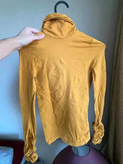 Polera cuello alto mostaza - miniatura 1
