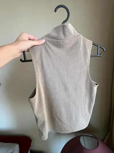 Sweater sin mangas beige - miniatura 2