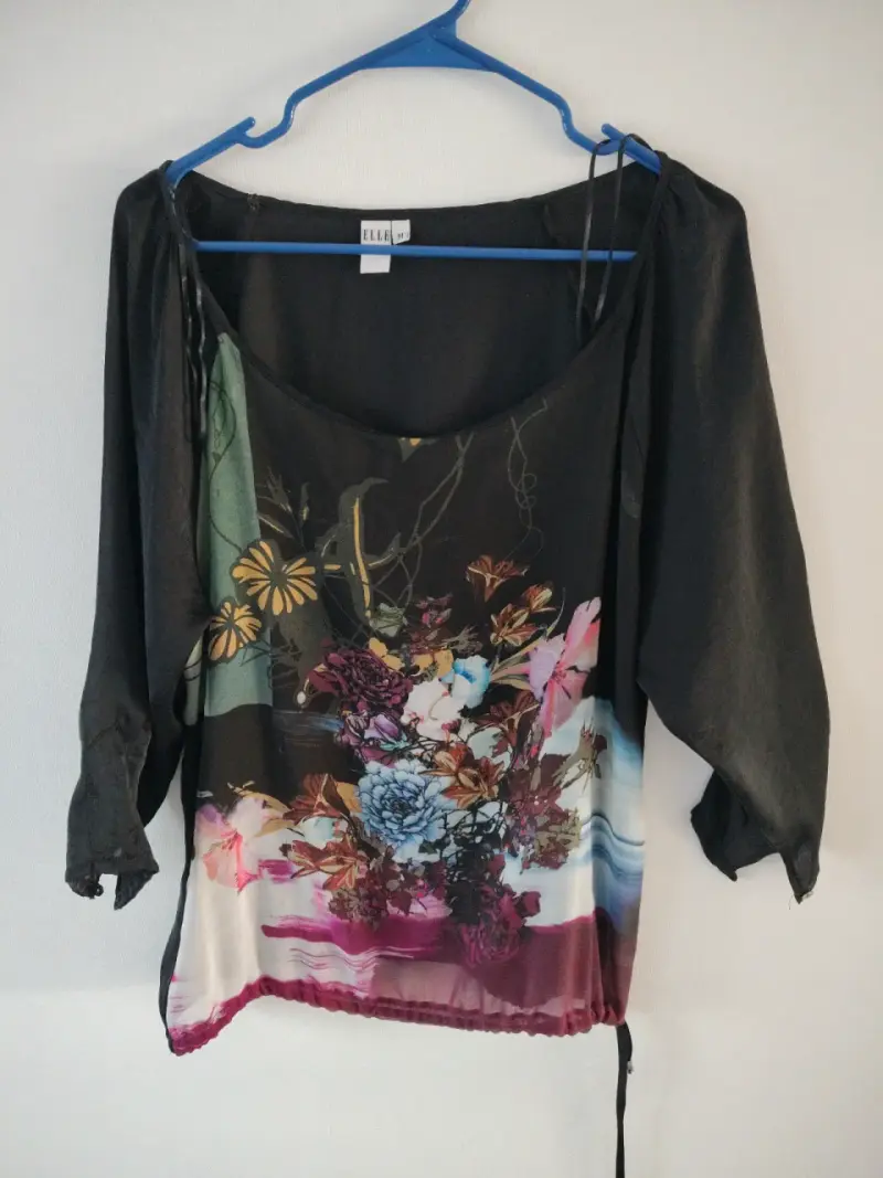 Vestido negro con diseño colorido - 2