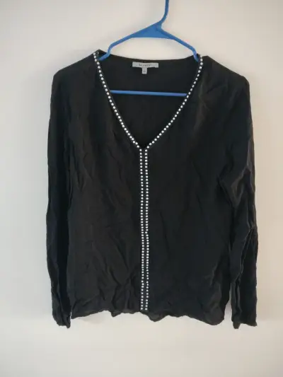 Vestido negro con diseño colorido - miniatura 4