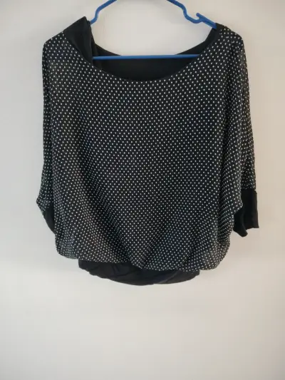 Vestido negro con diseño colorido - miniatura 6