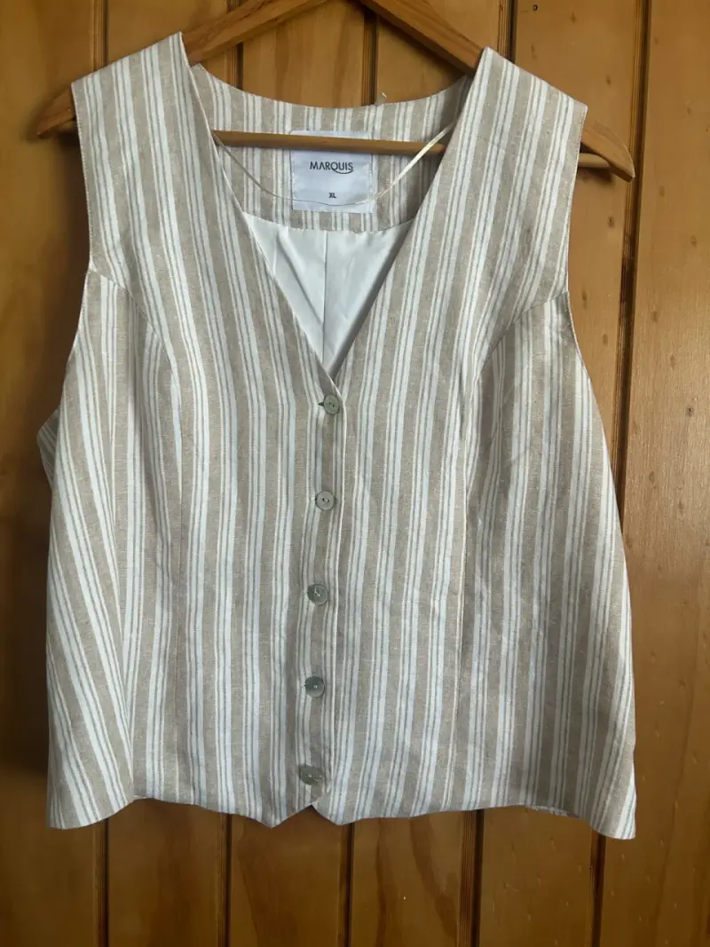 Chaleco a rayas beige y blanco