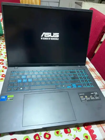 Laptop ASUS v16 con Intel y NVIDIA - miniatura 1
