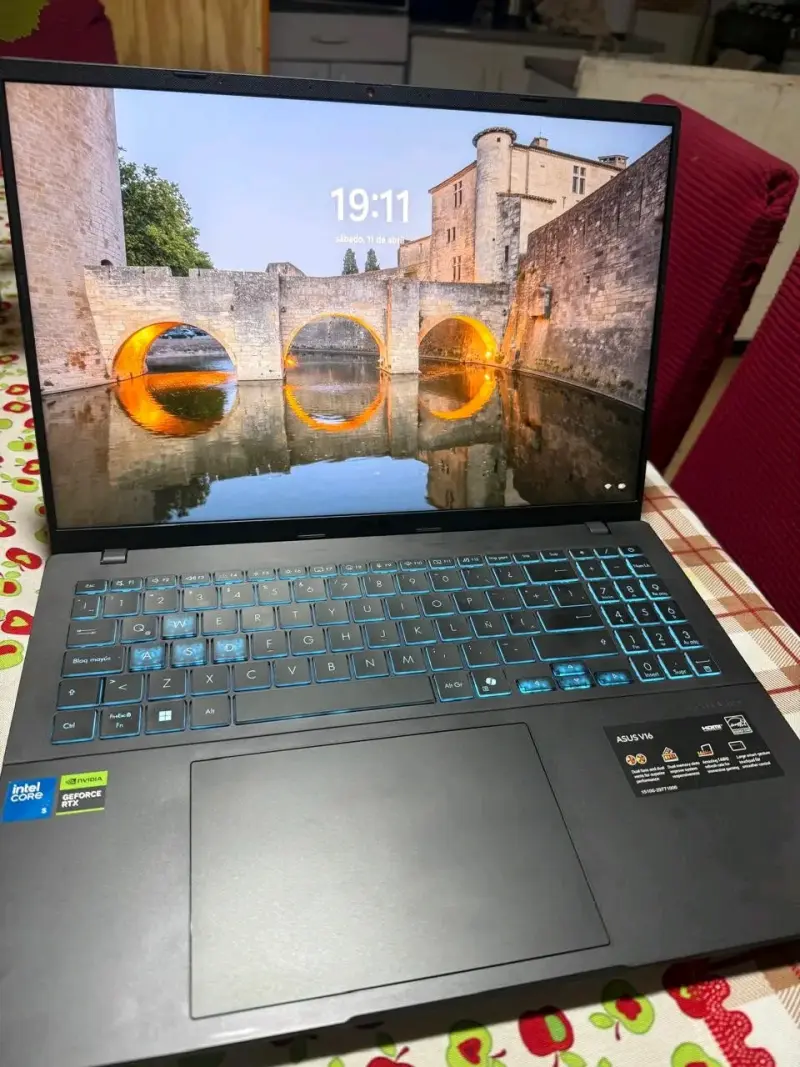 Laptop ASUS v16 con Intel y NVIDIA - 2