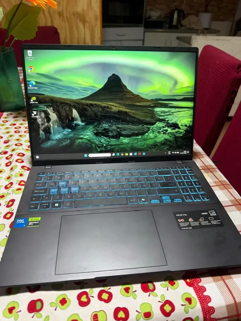 Laptop ASUS v16 con Intel y NVIDIA - 3