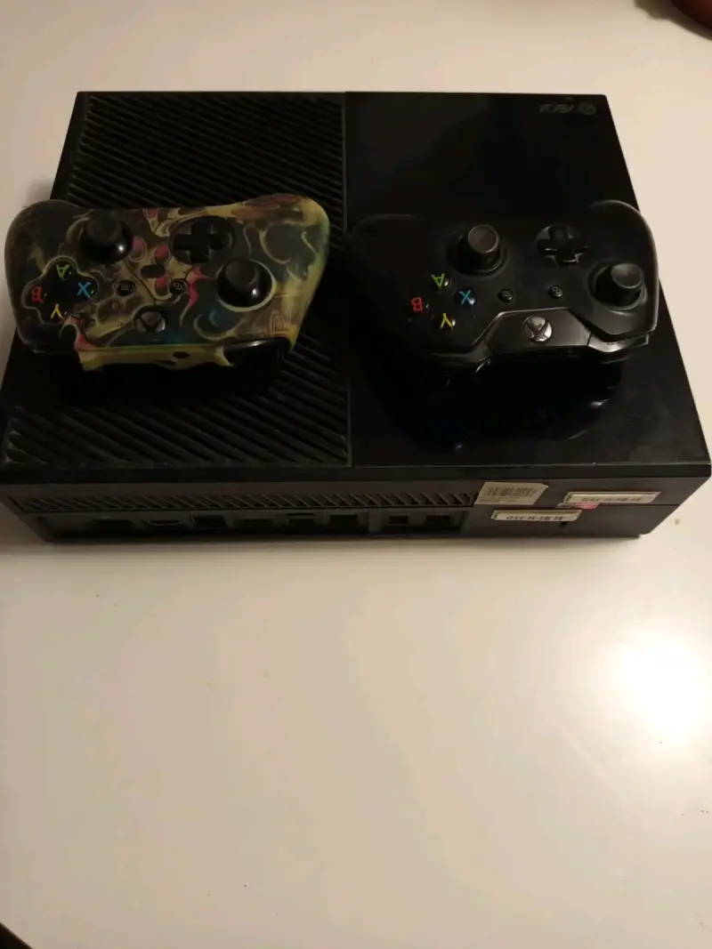 Consola Xbox one  con 2 controles - 4