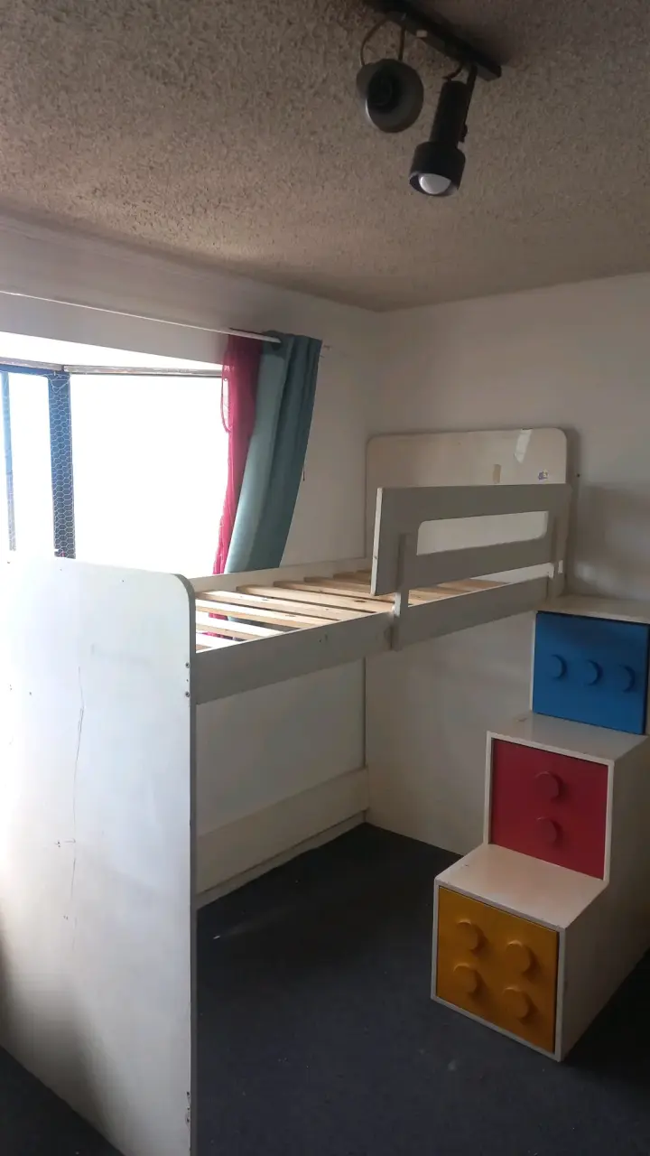 Cama alta infantil blanca