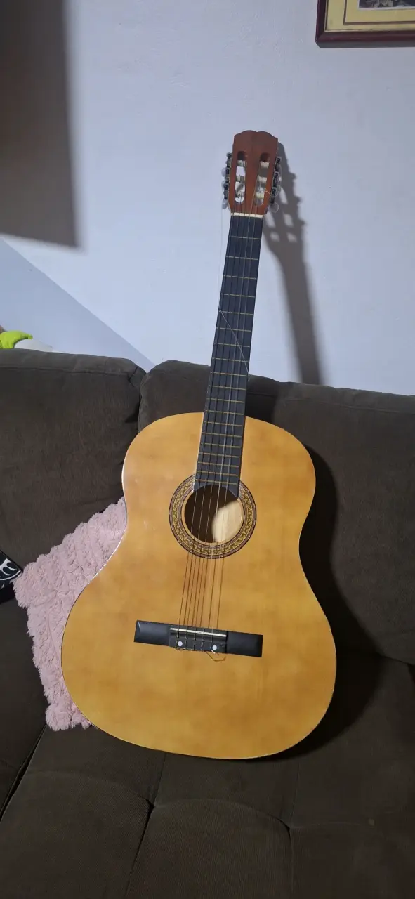 Guitarra clásica de madera - 1