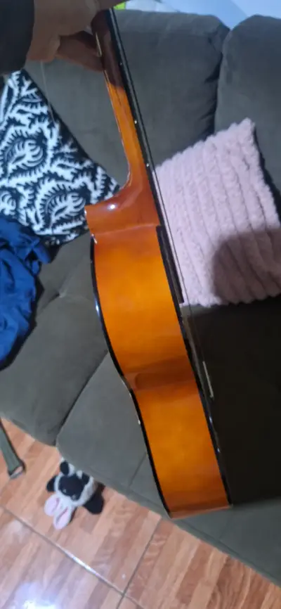 Guitarra clásica de madera - miniatura 4