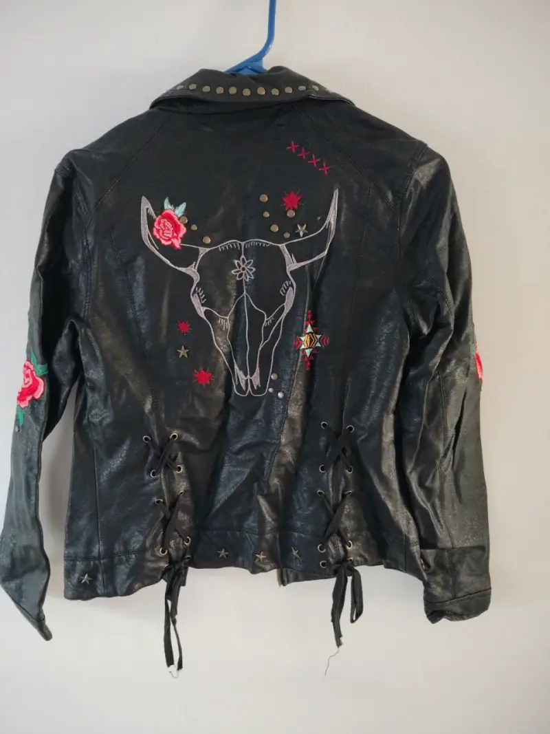 Chaqueta de cuero con bordados