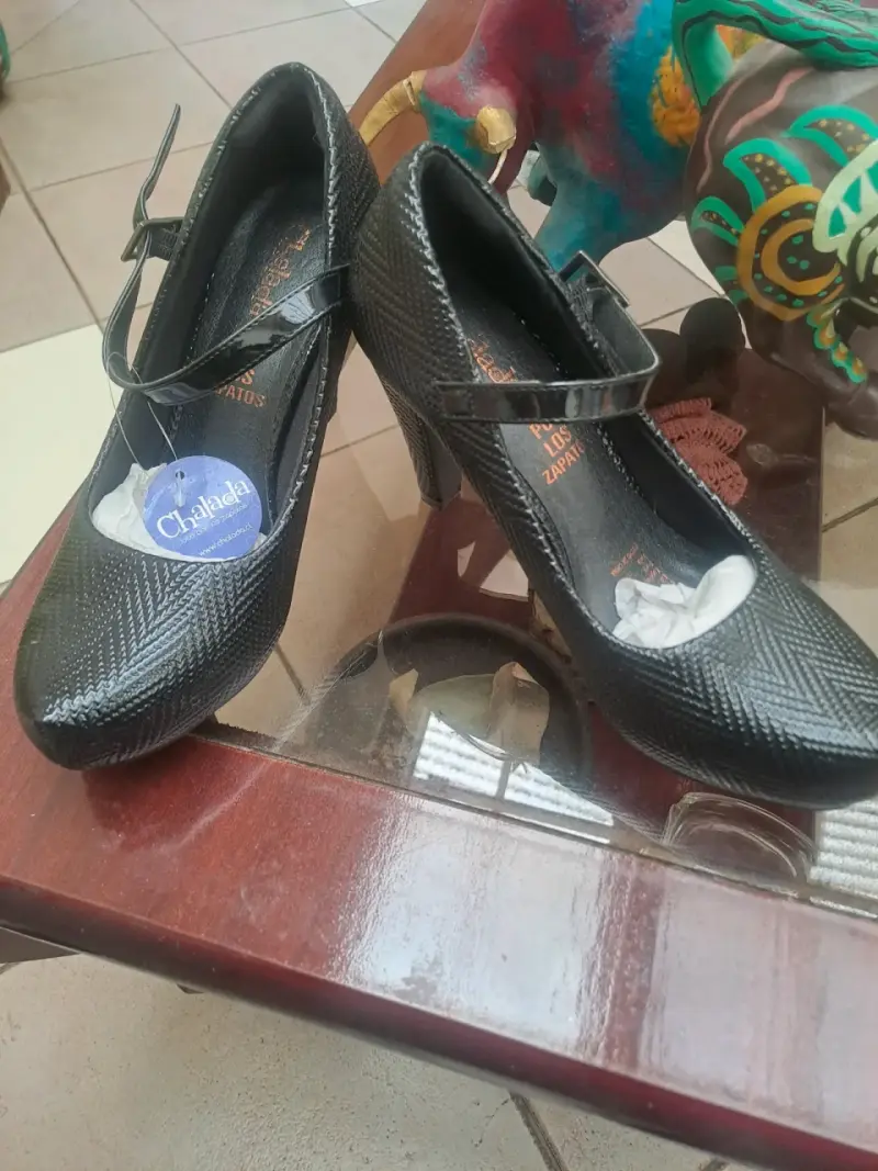 Zapatos de tacón negro Chaleda