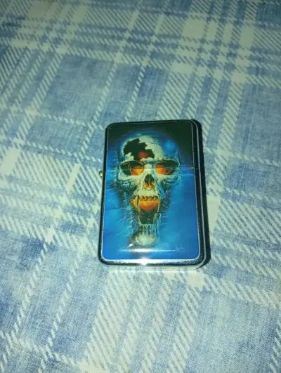 Mechero con diseño de calavera - miniatura 1