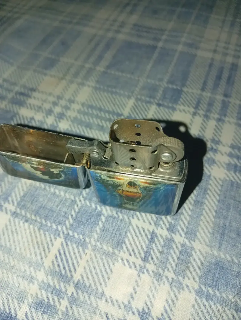 Mechero con diseño de calavera - 3