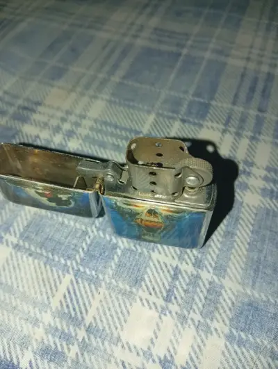 Mechero con diseño de calavera - miniatura 3