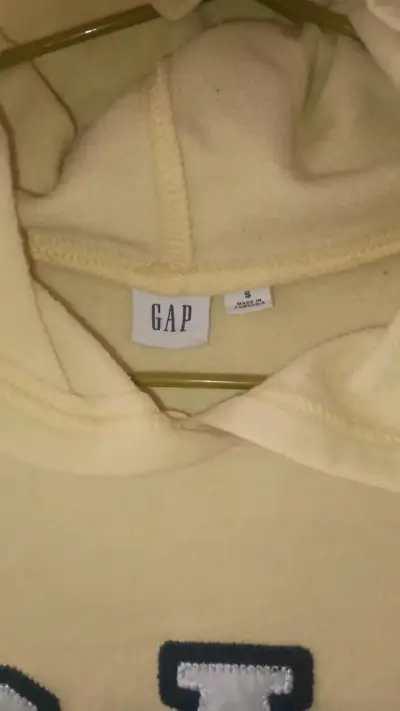 Polerón capucha GAP amarillo - miniatura 3