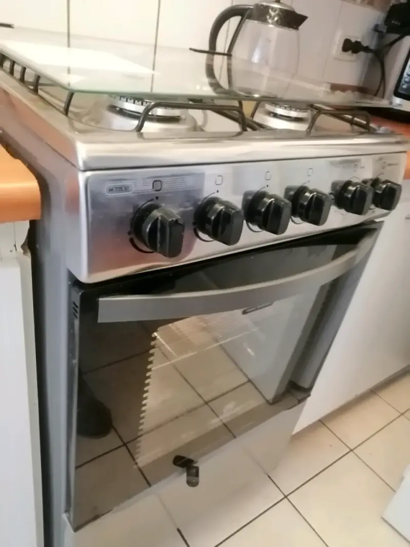 Cocina a gas con horno incorporado