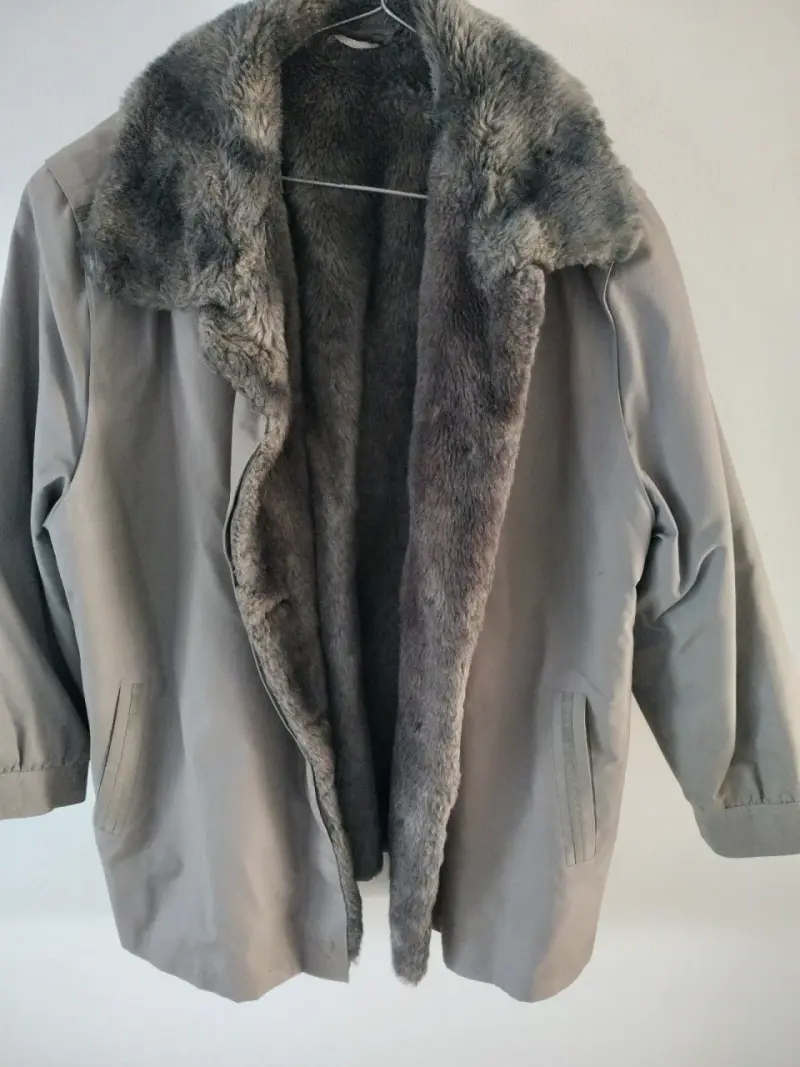 Abrigo gris con interior de felpa