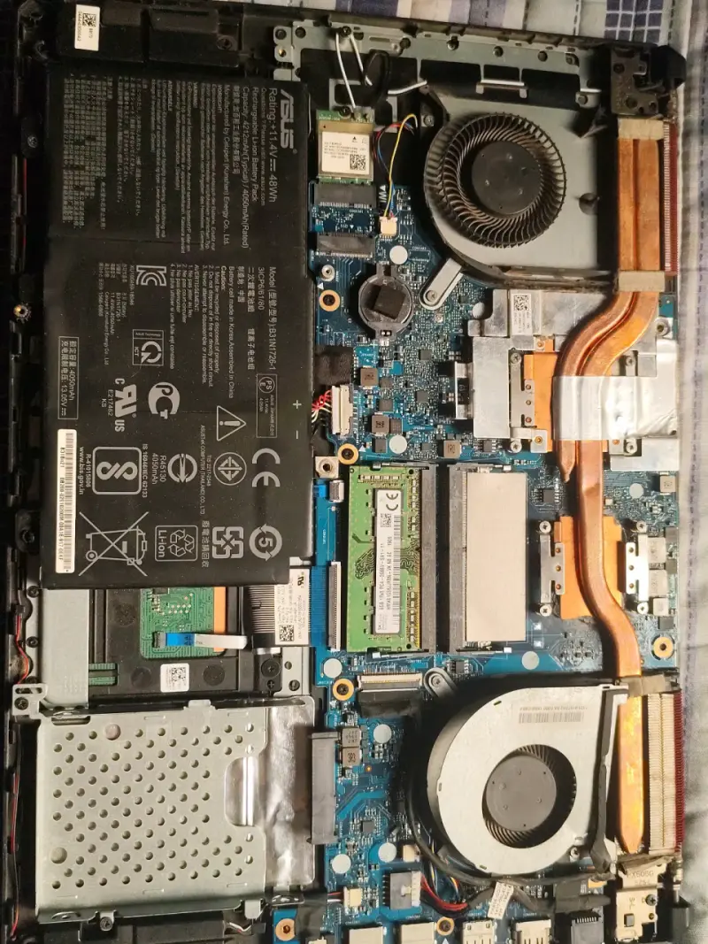 Partes internas de laptop ASUS - 1