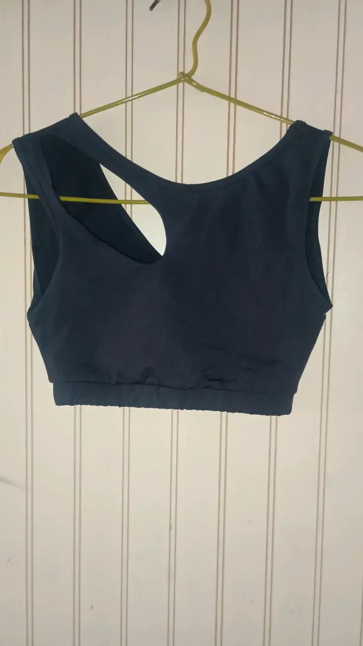 Top deportivo negro sin mangas - 1
